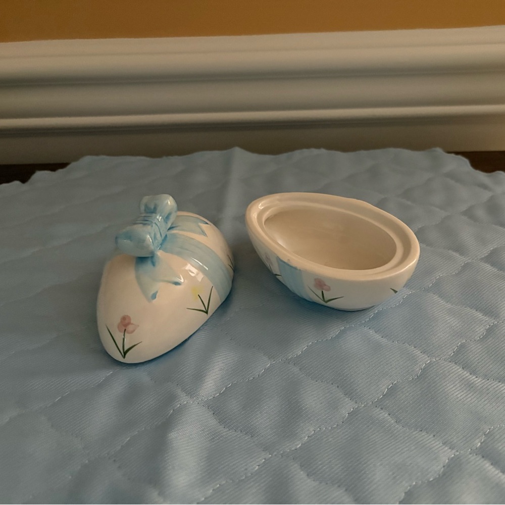 Ceramic Easter Egg Trinket Box with Blue Ribbon. Vintage. NEW - Picture 8 of 9